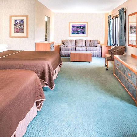Travelodge By Wyndham קליספל מראה חיצוני תמונה