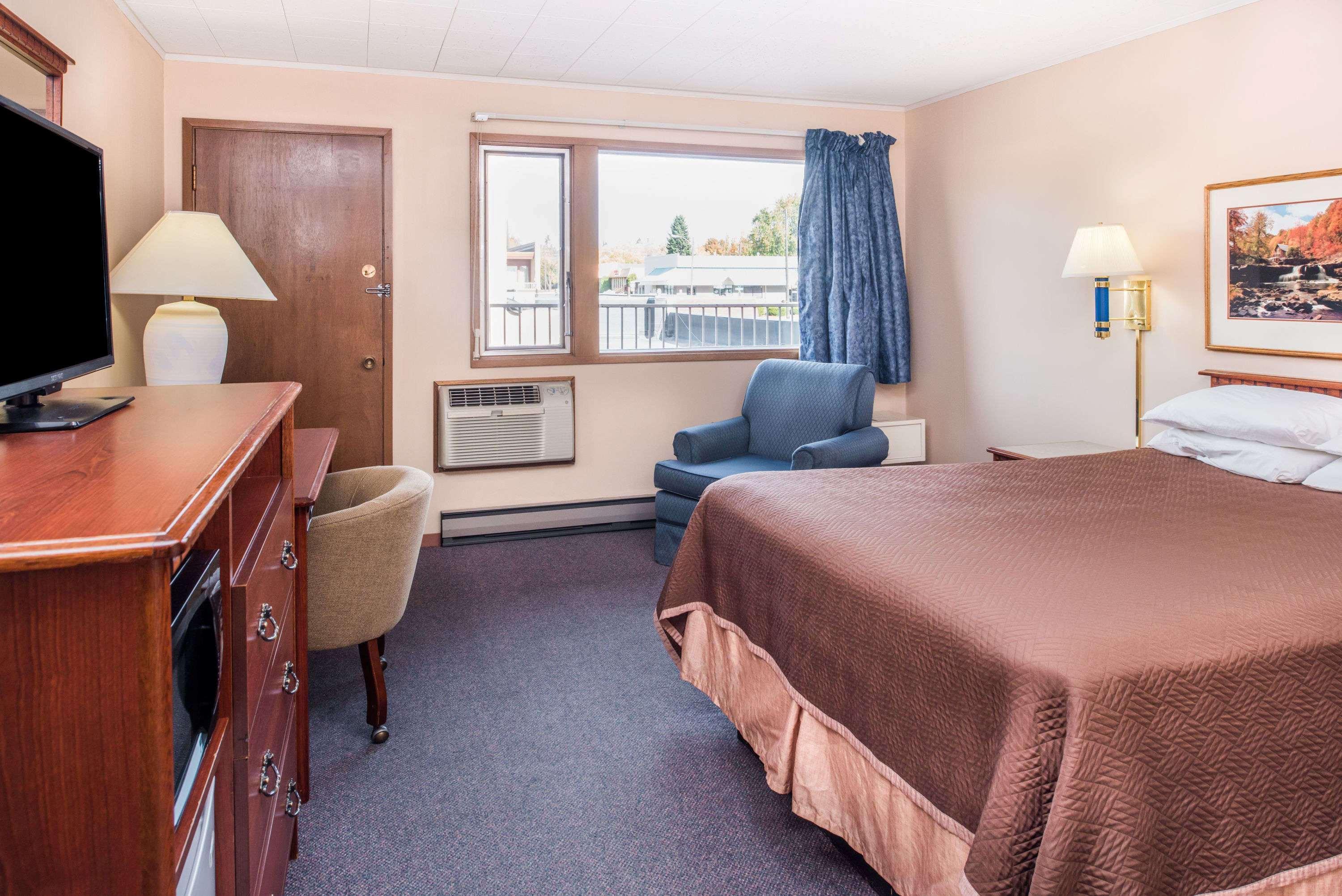 Travelodge By Wyndham קליספל מראה חיצוני תמונה