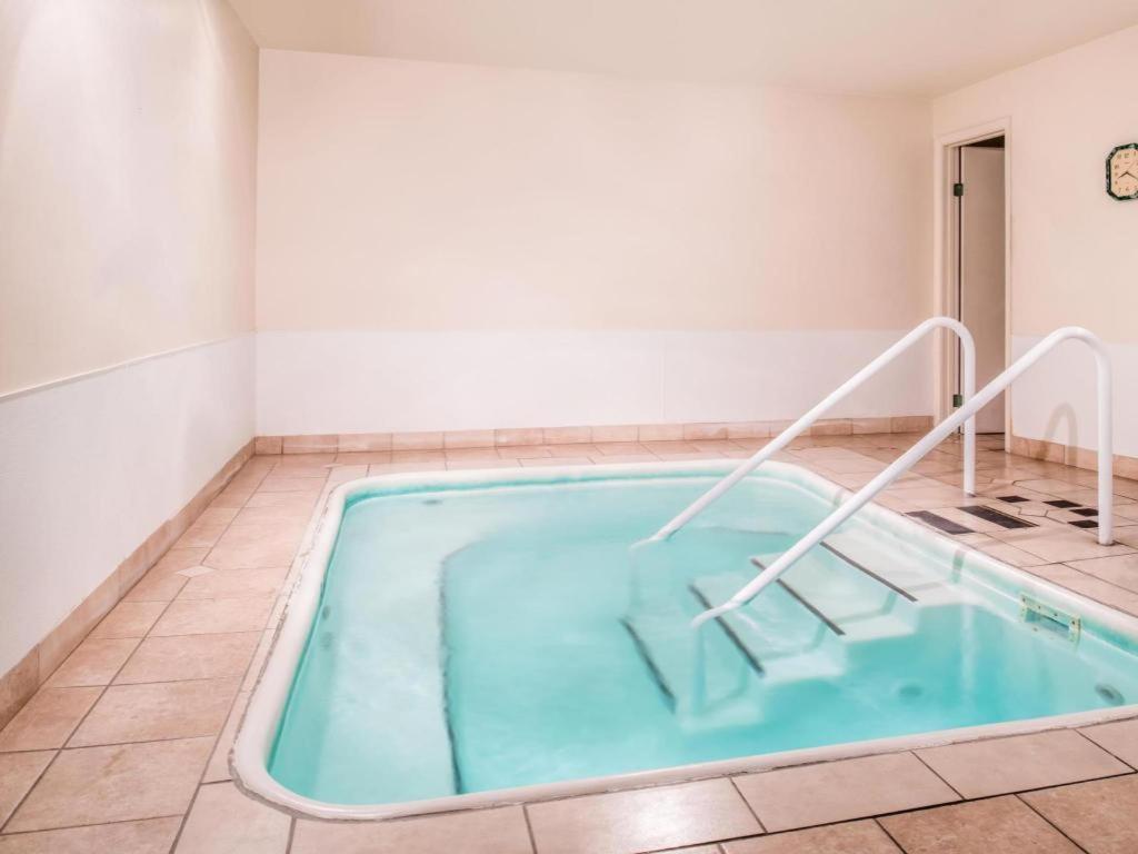 Travelodge By Wyndham קליספל מראה חיצוני תמונה