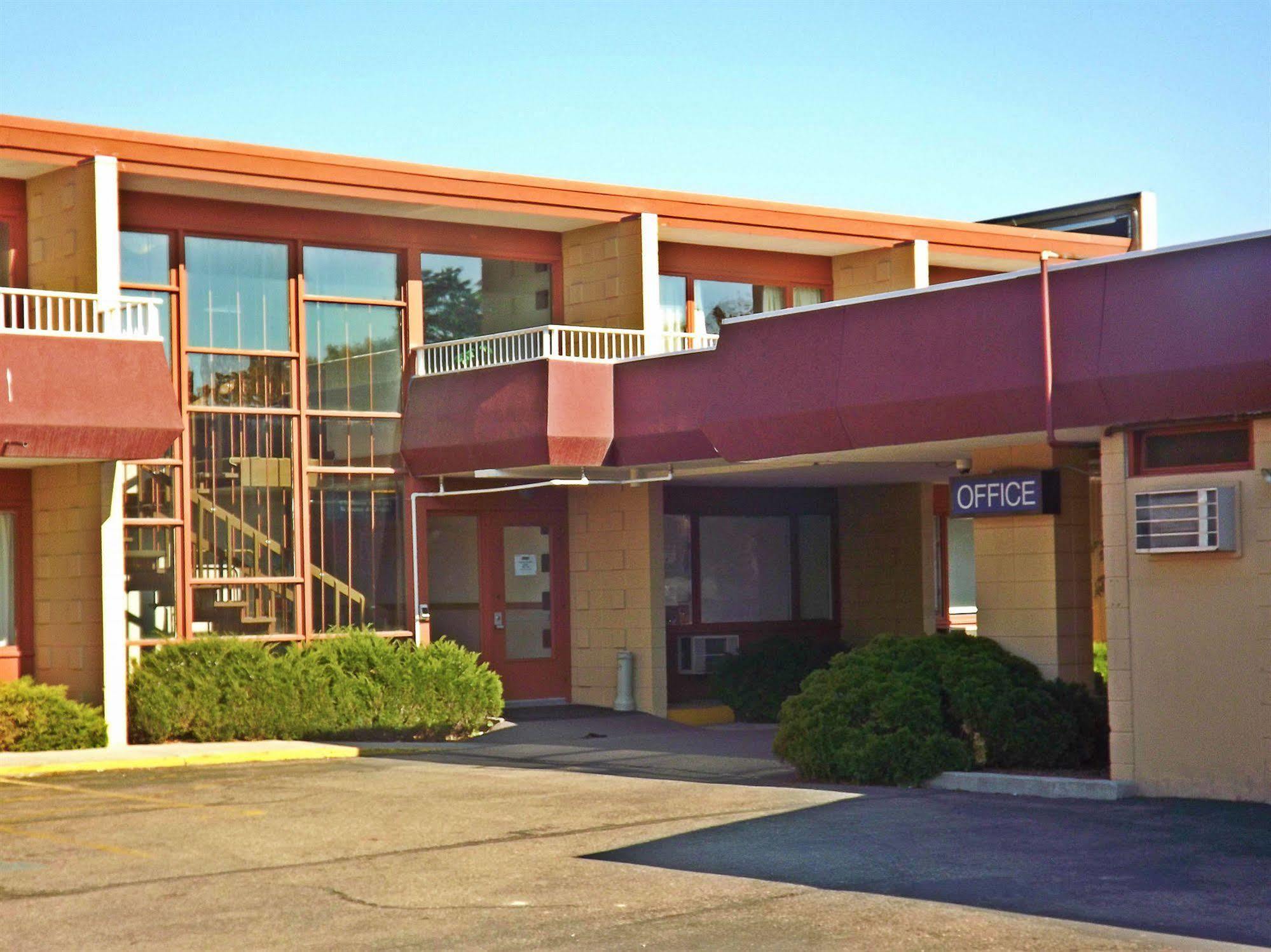Travelodge By Wyndham קליספל מראה חיצוני תמונה