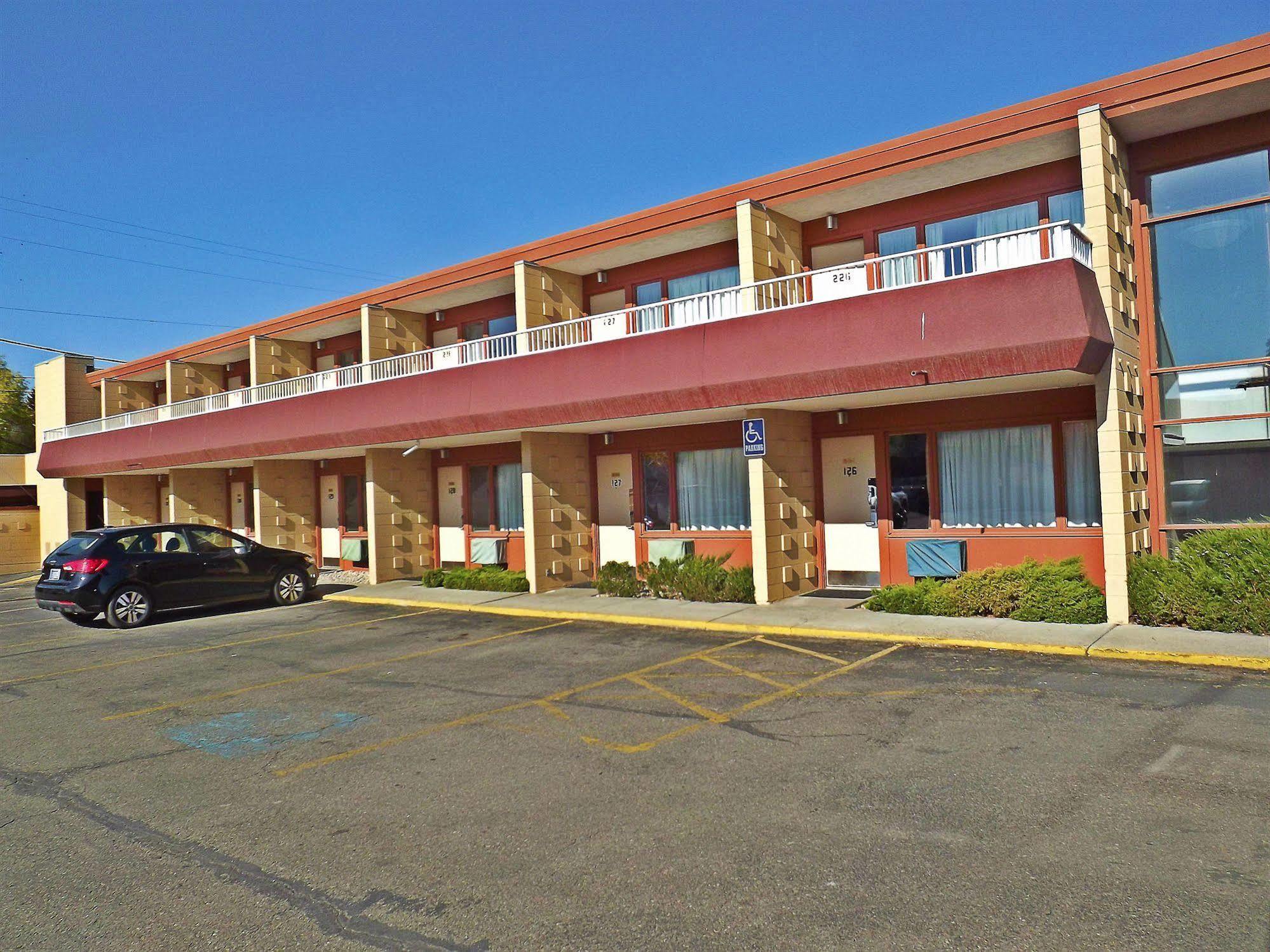 Travelodge By Wyndham קליספל מראה חיצוני תמונה
