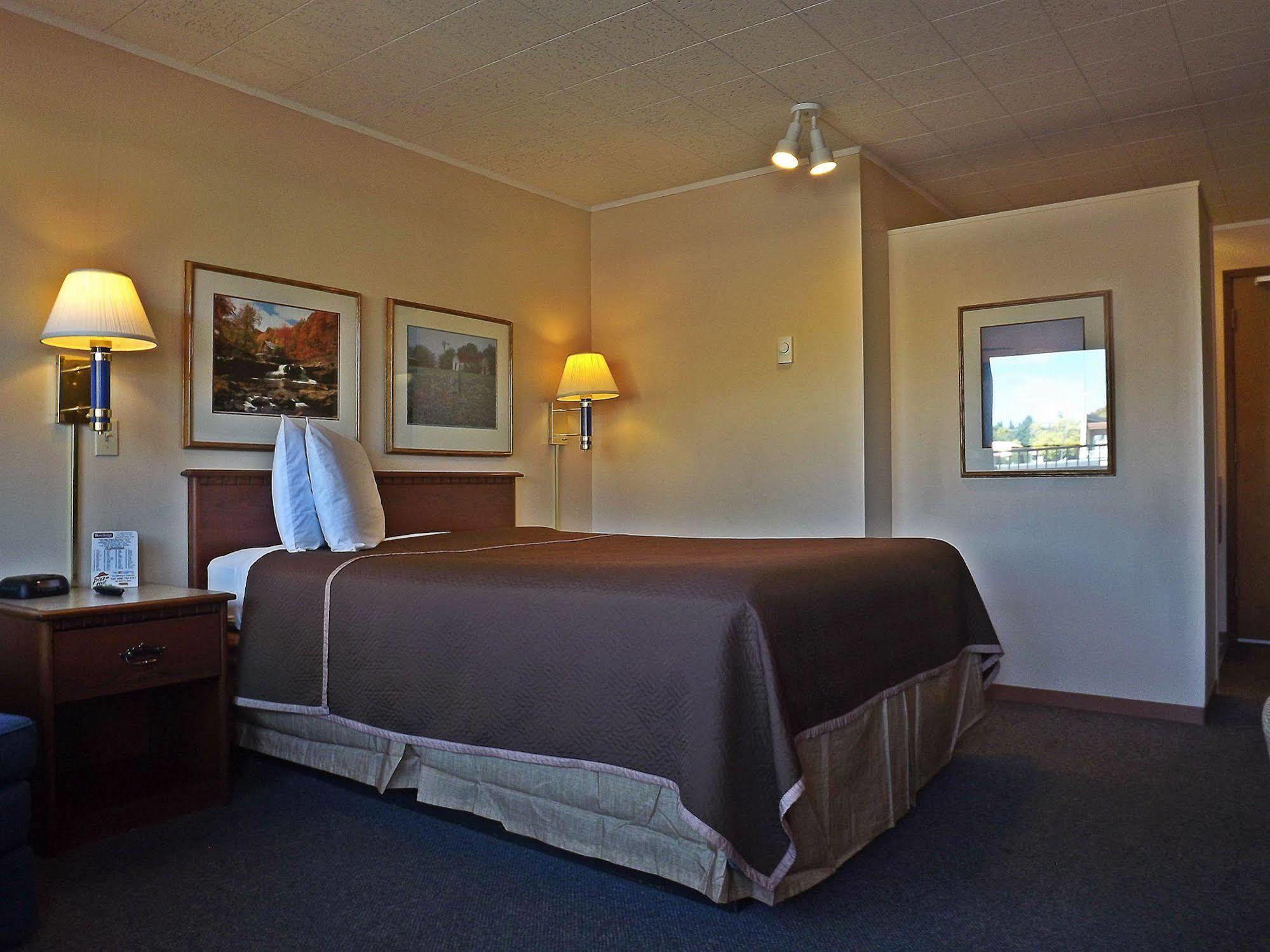 Travelodge By Wyndham קליספל מראה חיצוני תמונה