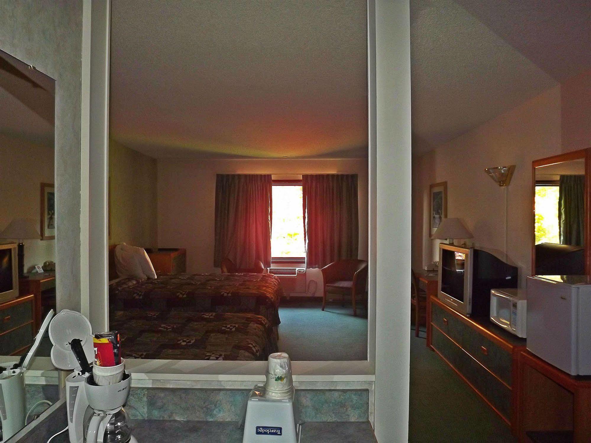 Travelodge By Wyndham קליספל מראה חיצוני תמונה